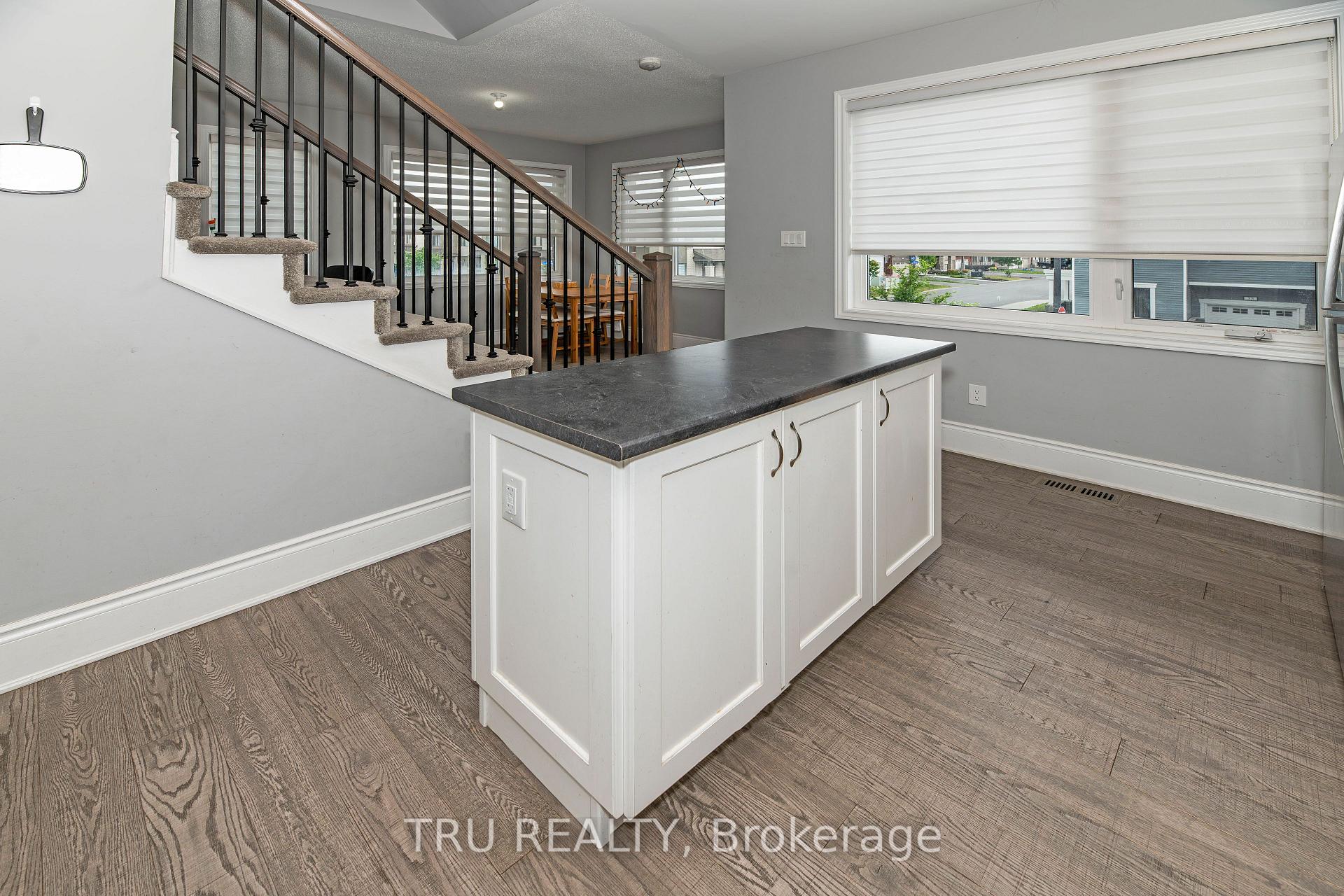 Photo 17 of 34 Caspian Row, Ottawa, Kanata - Emerald Meadows/Trailwest — HOMEH