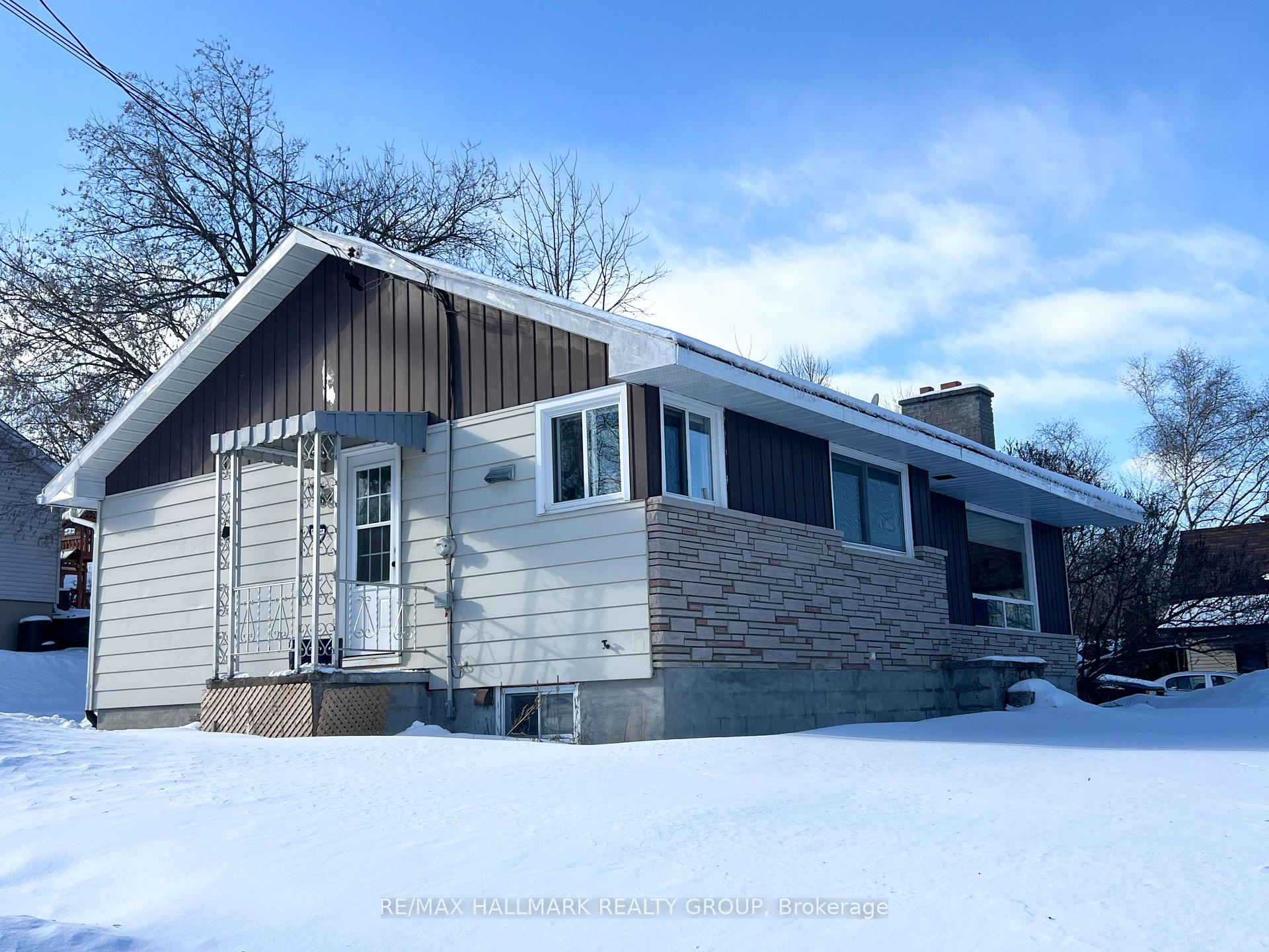 Photo 1 of 805 River Road, McNab/Braeside, Mcnab/Braeside Twps — HOMEH