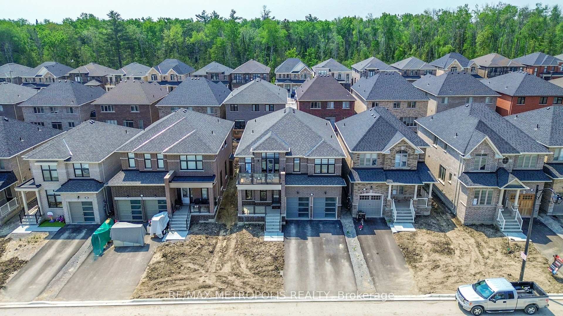 Photo 3 of 1315 Davis Loop, Innisfil, Lefroy — HOMEH