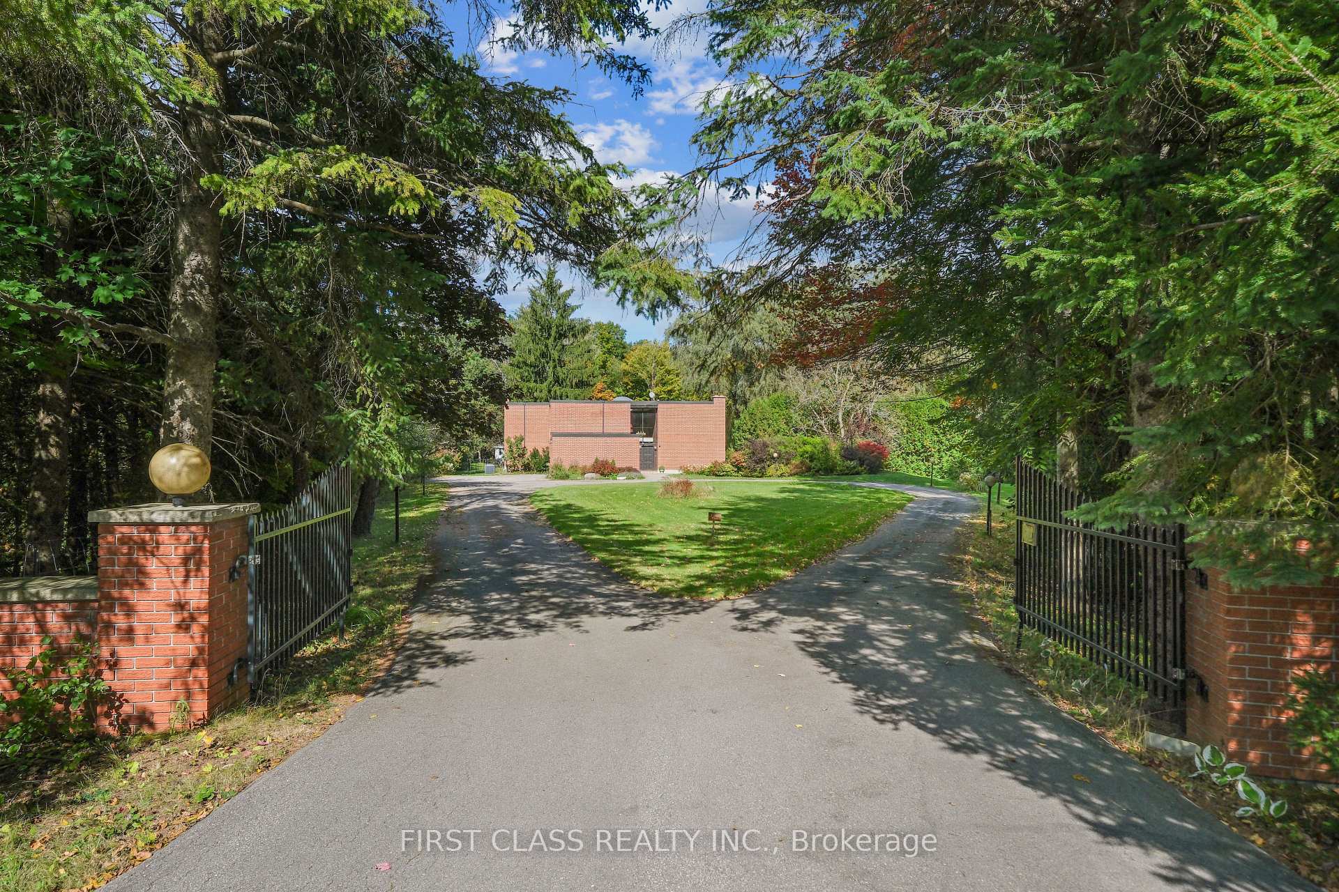 Photo 2 of 125 Watch Hill Road, King, King City — HOMEH