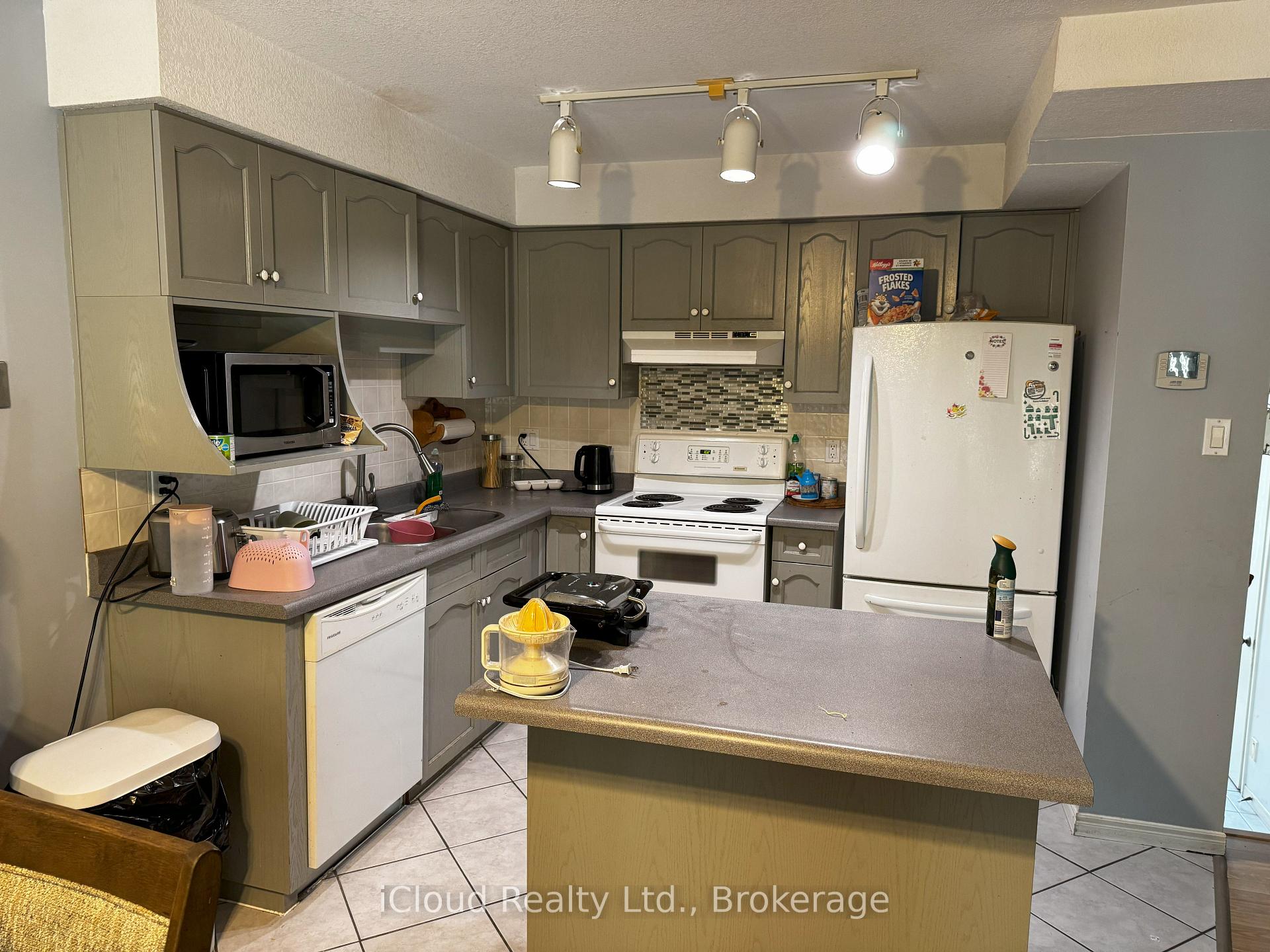 Photo 6 of 18 Bankside Drive, Kitchener — HOMEH
