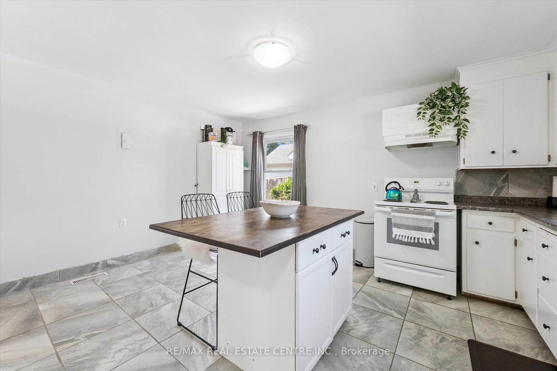 Photo 7 of Unit 2, 115 Marlborough Avenue, Kitchener — HOMEH