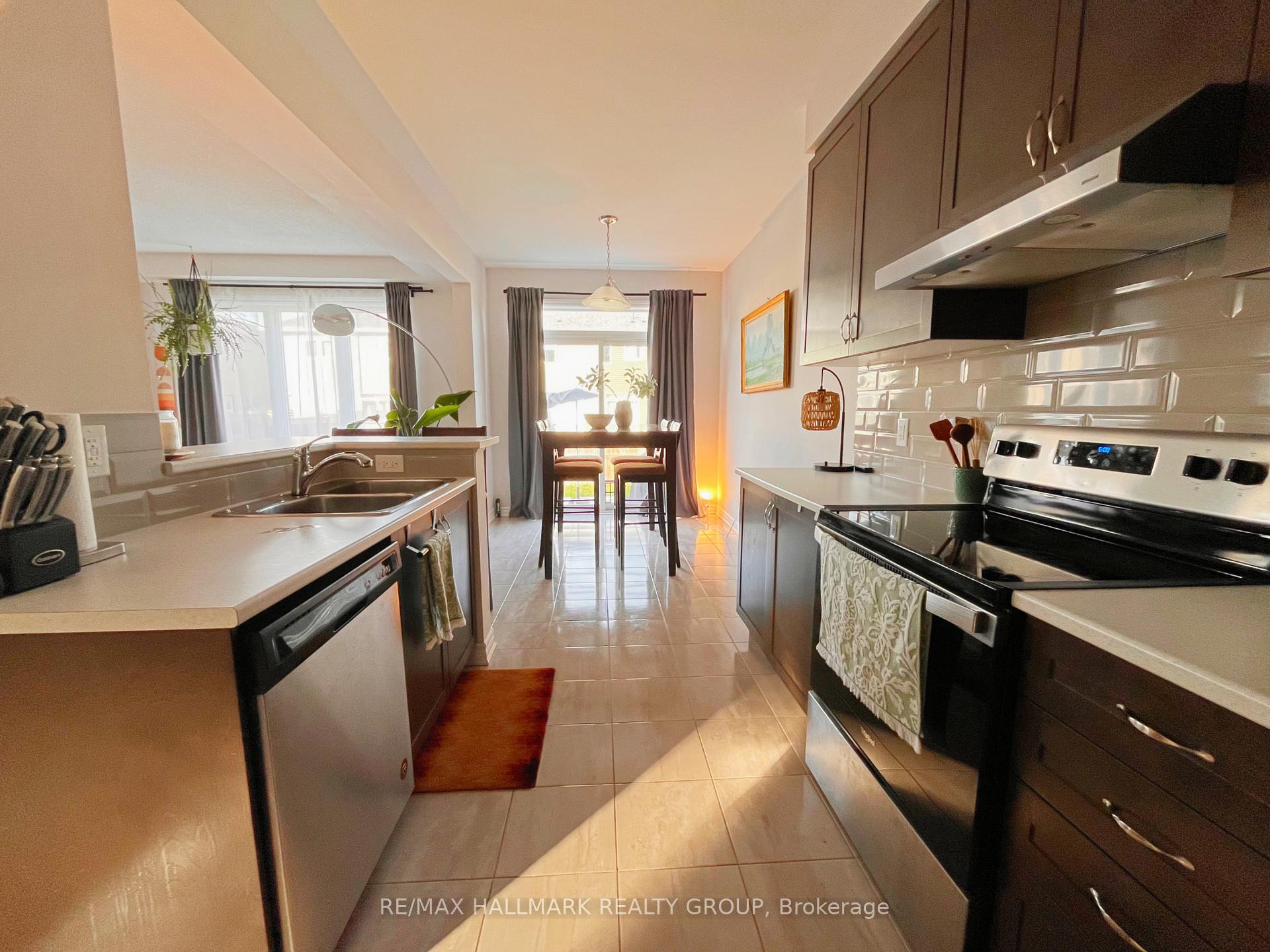 Photo 10 of 153 Pictou Crescent, Ottawa, Kanata - Emerald Meadows/Trailwest — HOMEH