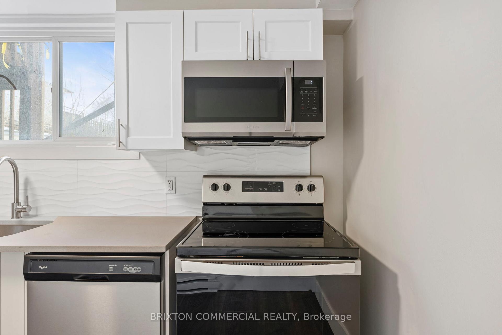 Photo 1 of Unit 3, 586 Victoria Street S, Kitchener — HOMEH