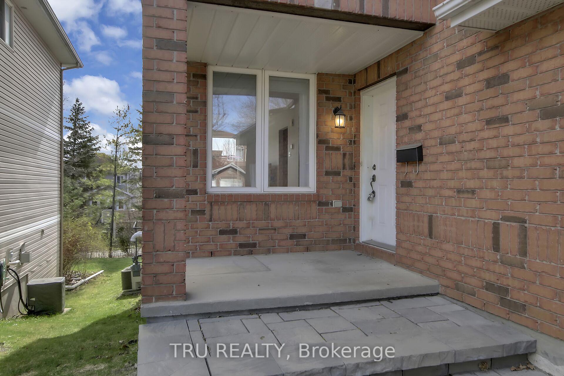 Photo 3 of 33 Highmont Court, Ottawa, Kanata - Kanata Lakes/Heritage Hills — HOMEH
