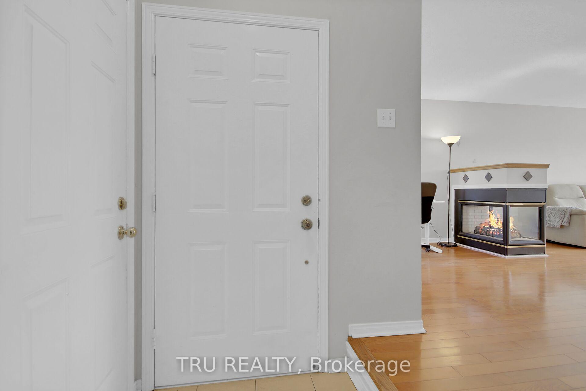 Photo 4 of 33 Highmont Court, Ottawa, Kanata - Kanata Lakes/Heritage Hills — HOMEH