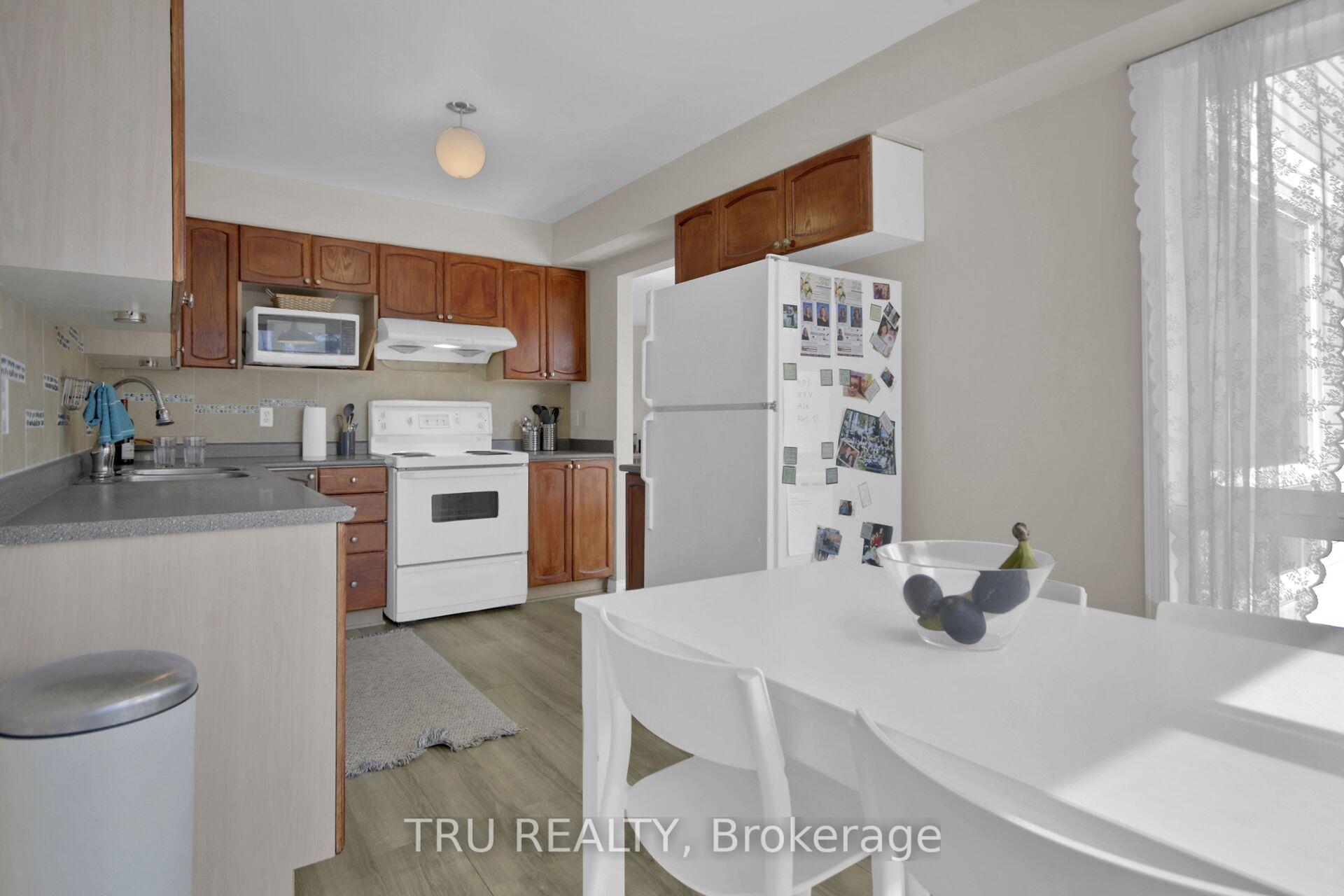 Photo 11 of 33 Highmont Court, Ottawa, Kanata - Kanata Lakes/Heritage Hills — HOMEH