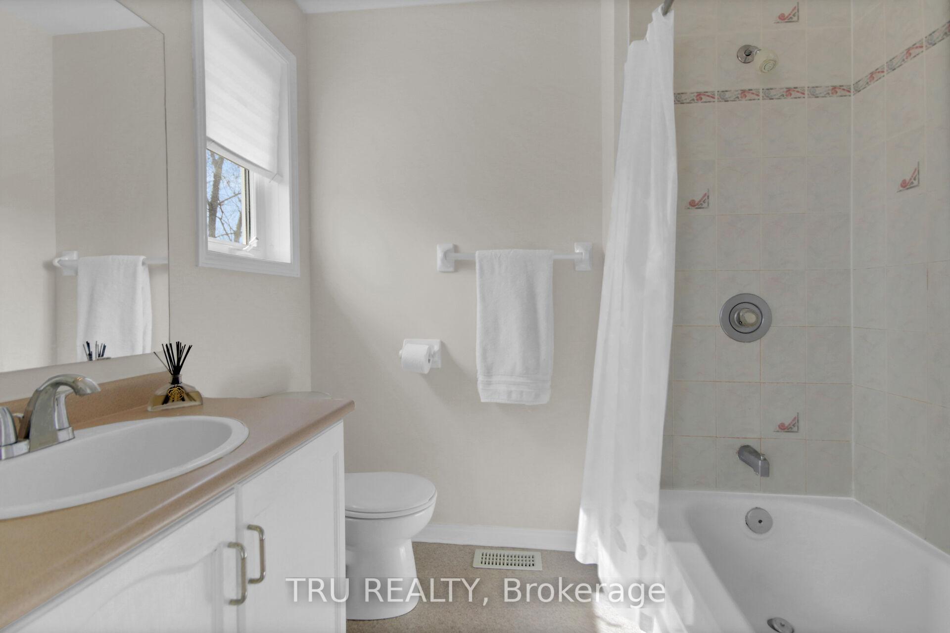Photo 21 of 33 Highmont Court, Ottawa, Kanata - Kanata Lakes/Heritage Hills — HOMEH