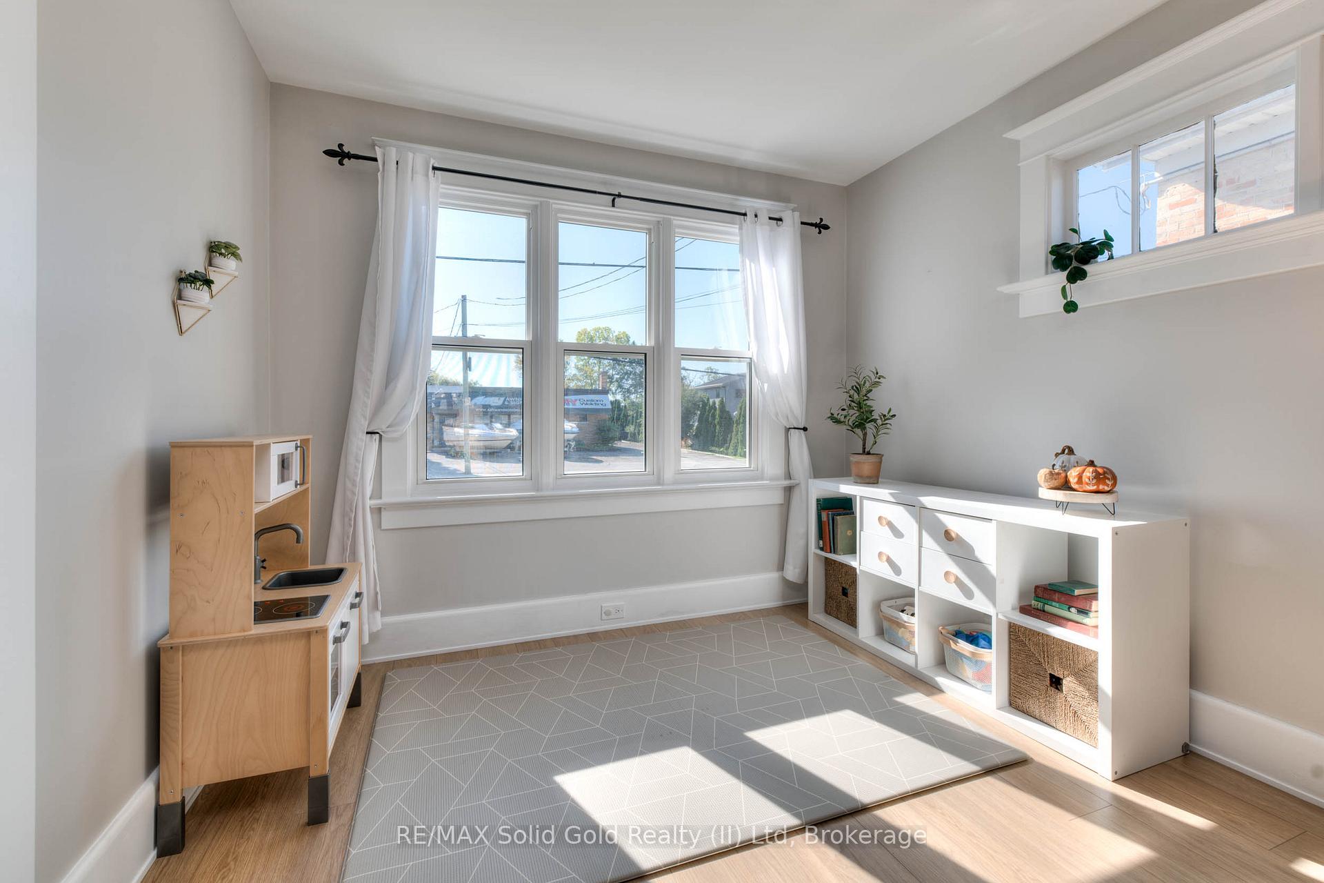 Photo 12 of 33 Bloomingdale Road N, Kitchener — HOMEH
