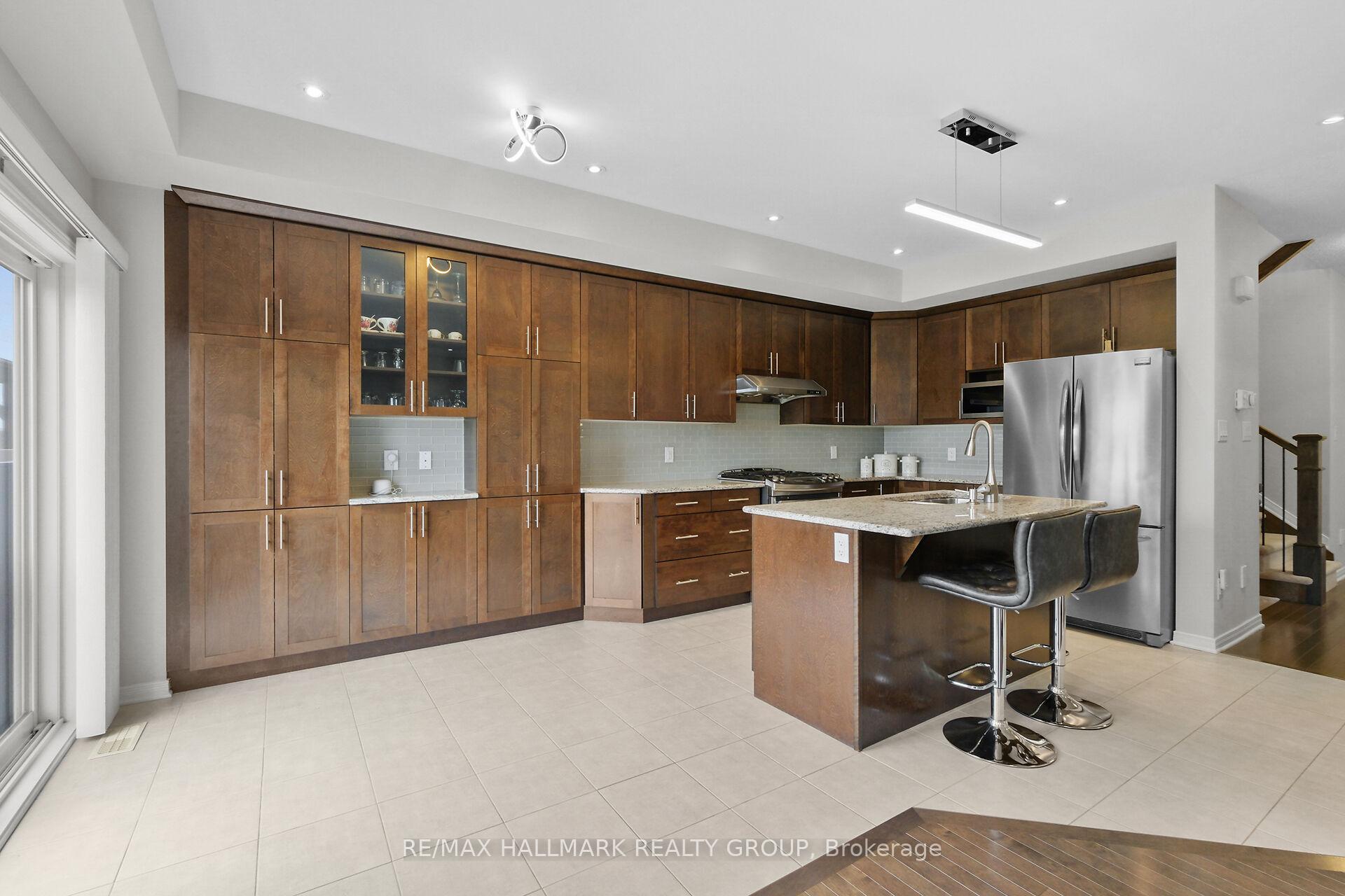 Photo 10 of 74 Tapadero Avenue, Ottawa, Kanata - Emerald Meadows/Trailwest — HOMEH