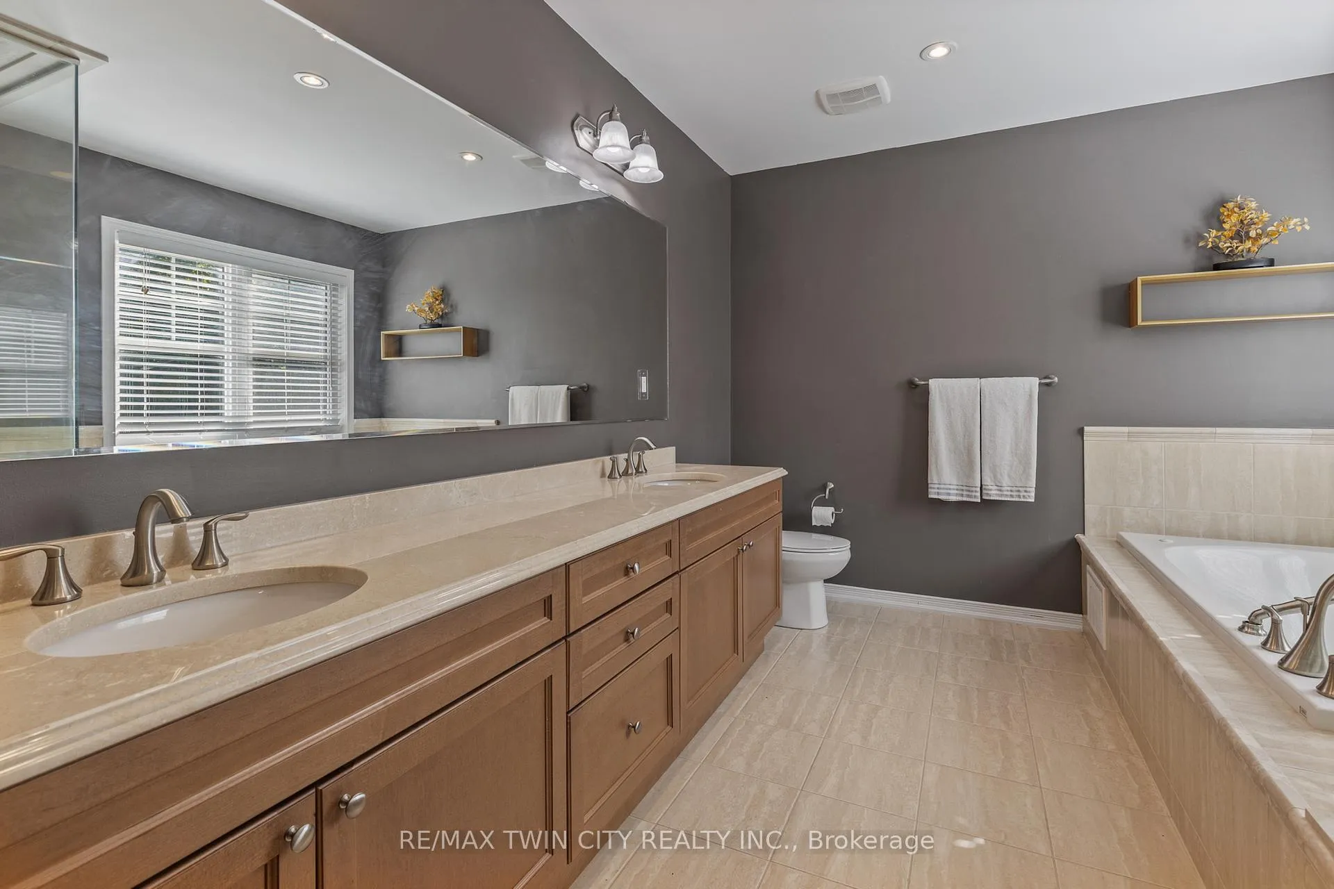 Photo 20 of 304 Falling Green Crescent, Kitchener — HOMEH