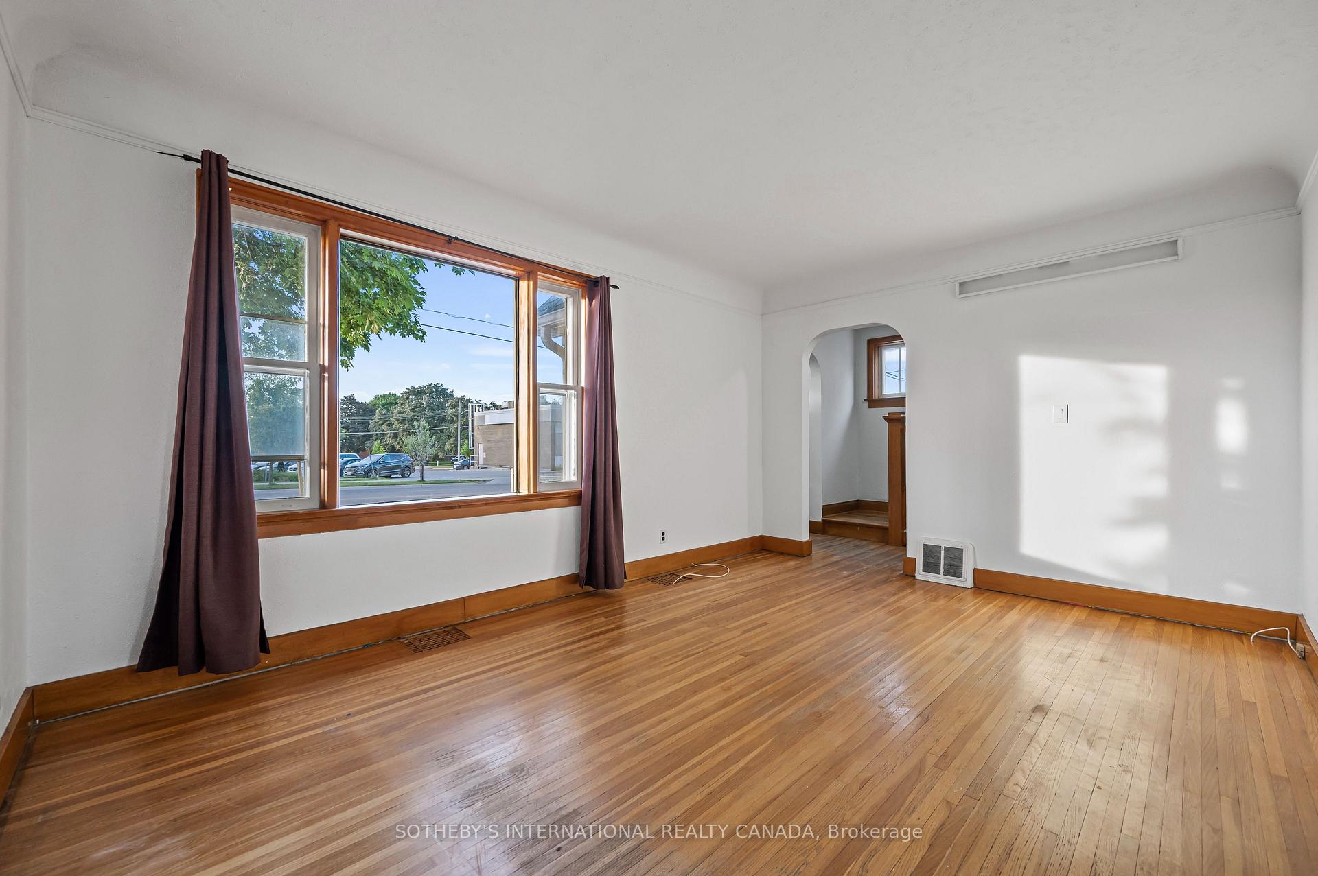 Photo 11 of 185 Highland Road W, Kitchener — HOMEH
