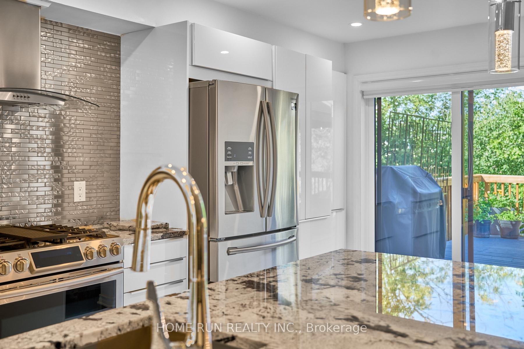 Photo 11 of 21 Longboat Court, Ottawa, Kanata - Kanata Lakes/Heritage Hills — HOMEH