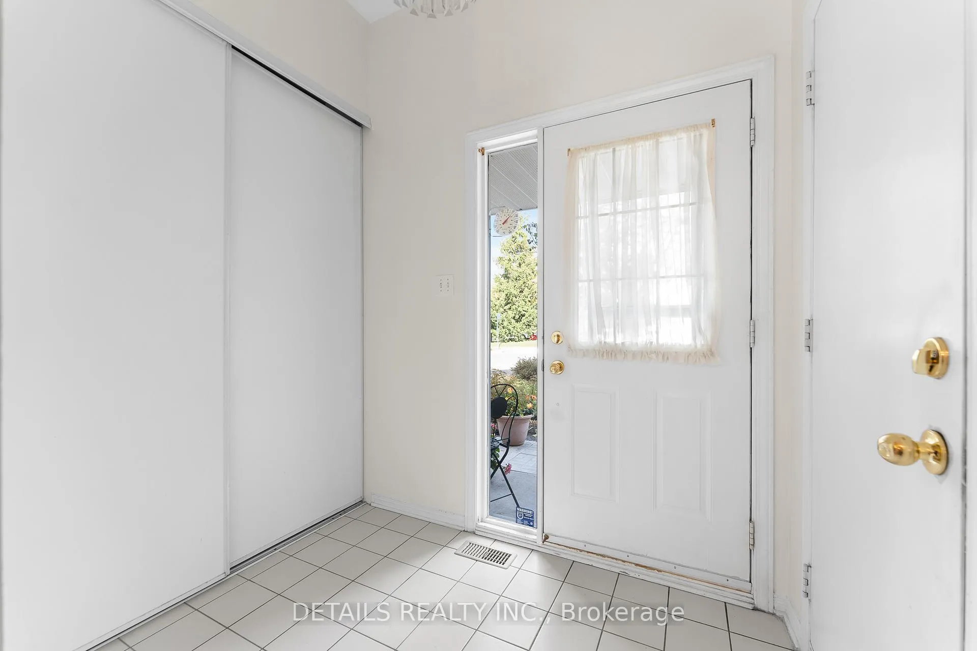 Photo 4 of 32 Crownridge Drive, Ottawa, Kanata - Emerald Meadows/Trailwest — HOMEH