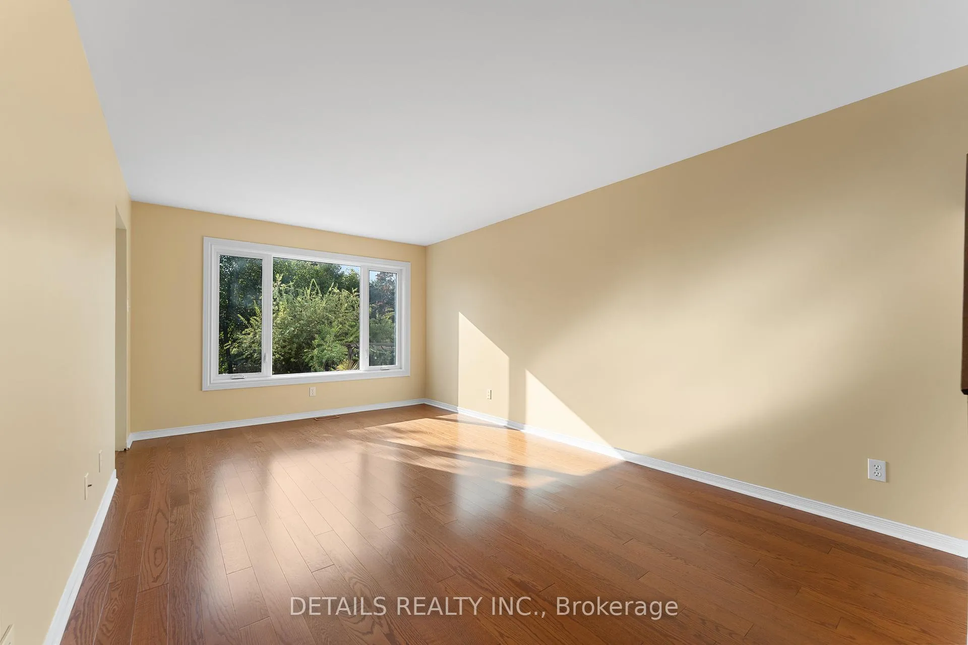 Photo 8 of 32 Crownridge Drive, Ottawa, Kanata - Emerald Meadows/Trailwest — HOMEH