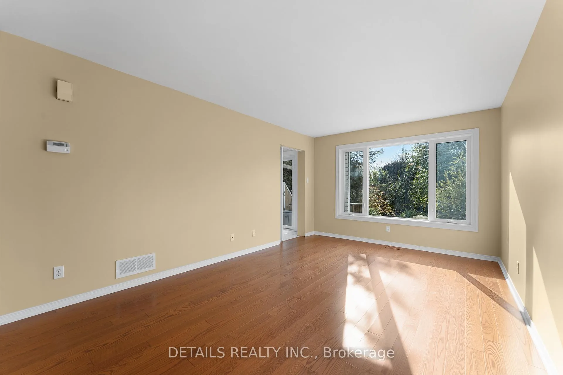 Photo 9 of 32 Crownridge Drive, Ottawa, Kanata - Emerald Meadows/Trailwest — HOMEH