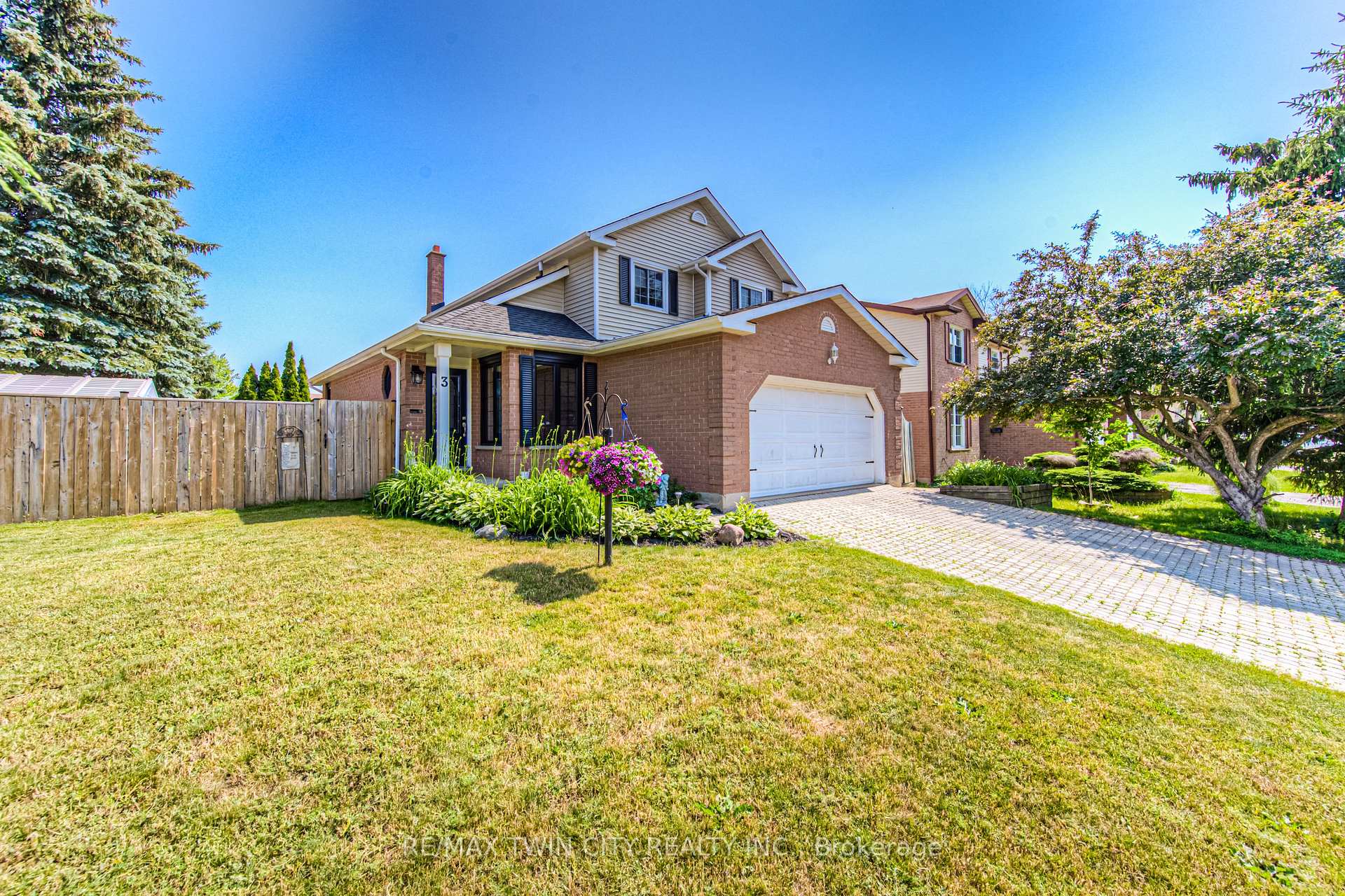 Front of Unit Upper, 3 Westview Crescent