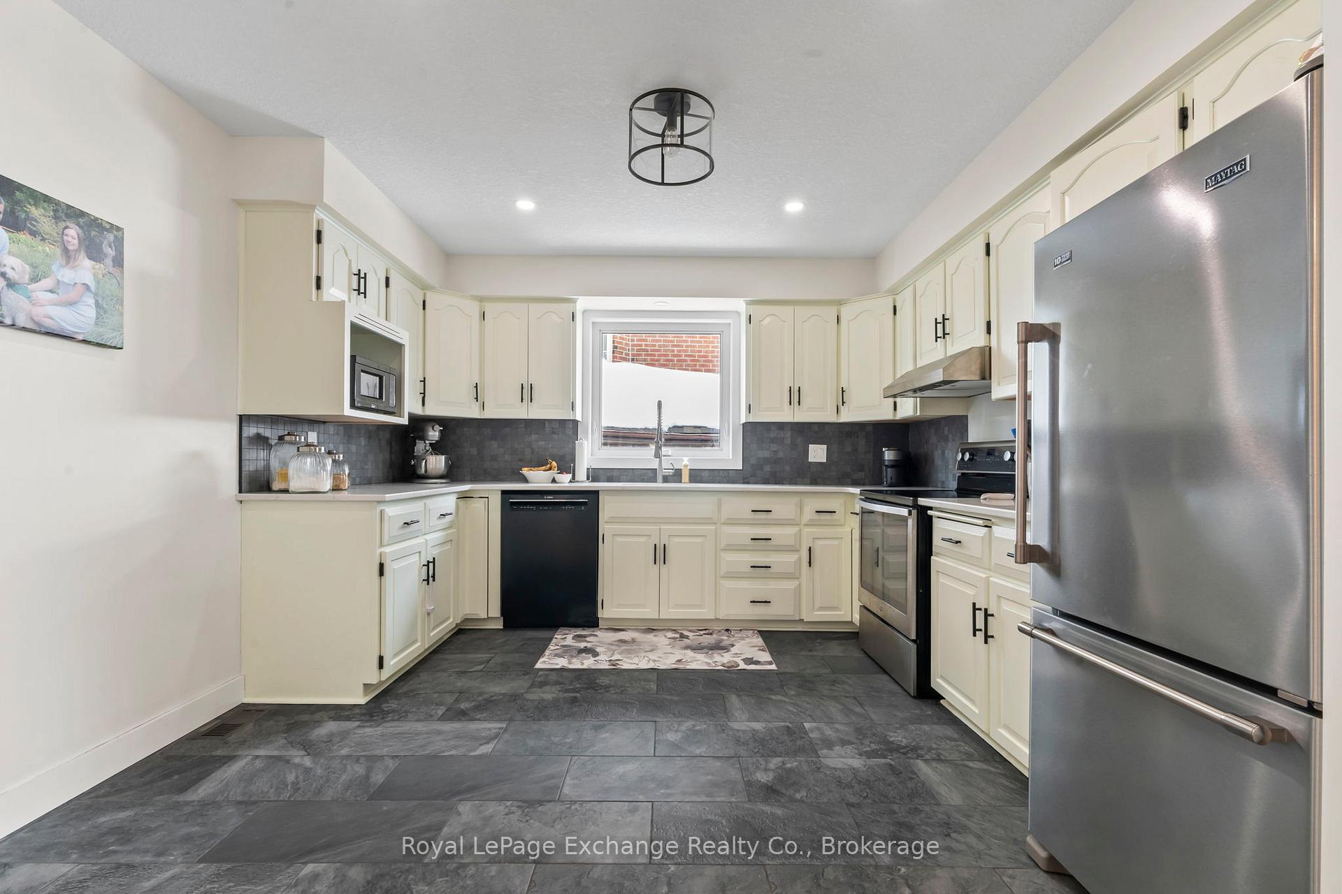 Photo 13 of 4 Manor Wood Crescent, Kincardine — HOMEH