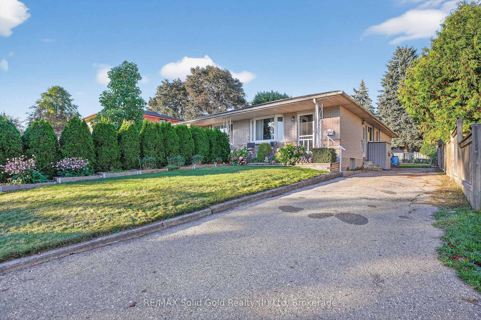 Photo 2 of 14 Carnaby Crescent, Kitchener, Idlewood — HOMEH