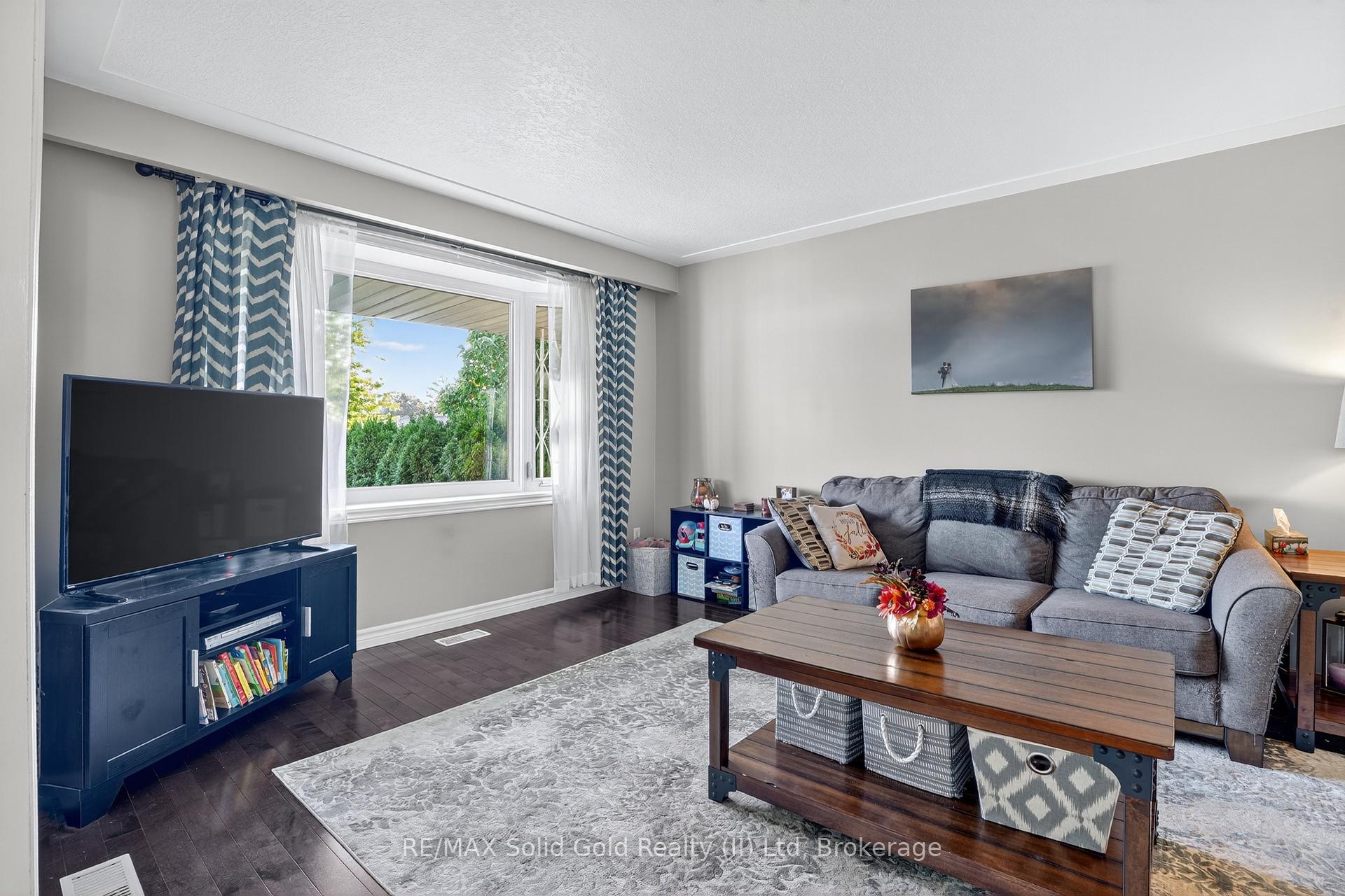 Photo 8 of 14 Carnaby Crescent, Kitchener, Idlewood — HOMEH