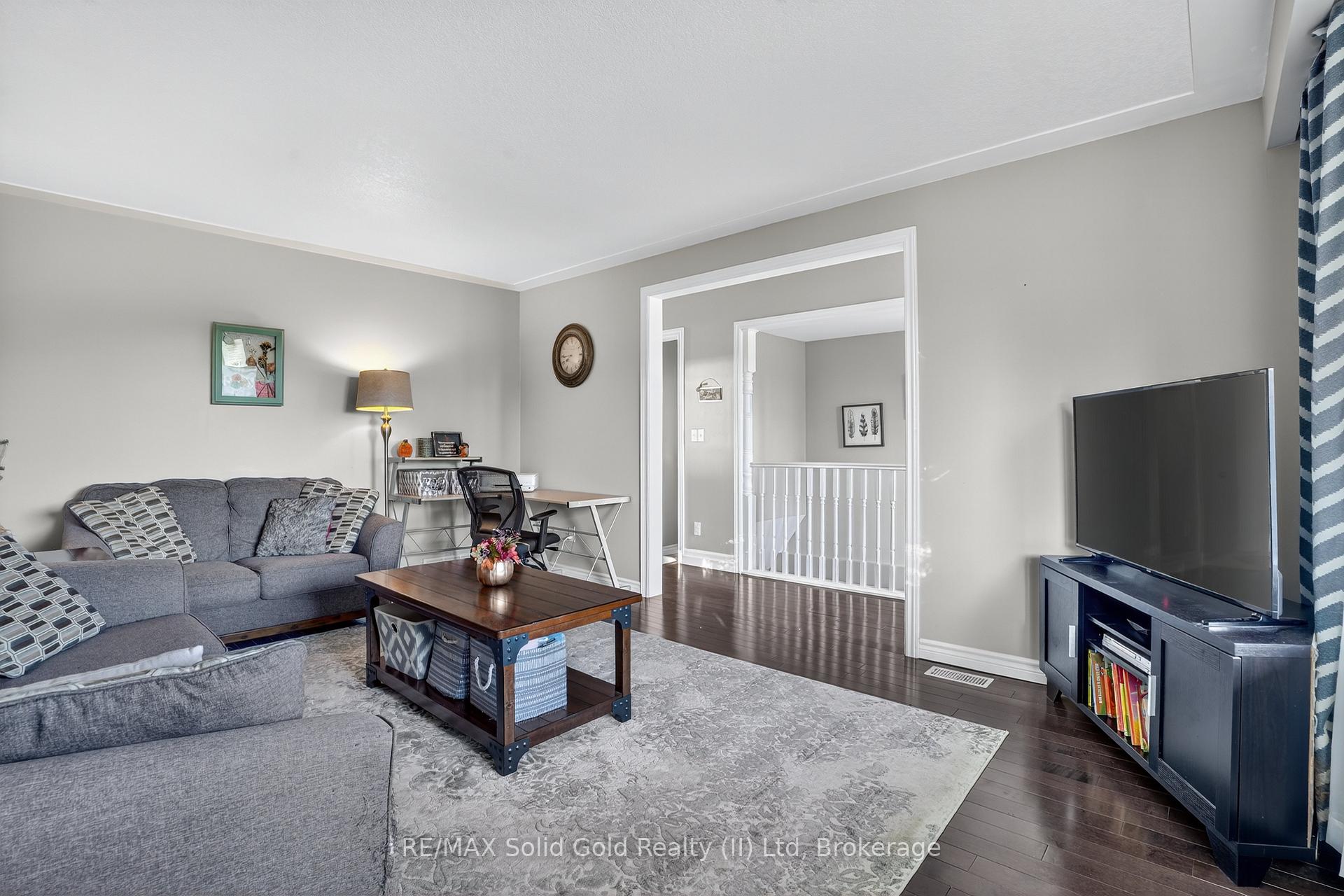Photo 10 of 14 Carnaby Crescent, Kitchener, Idlewood — HOMEH