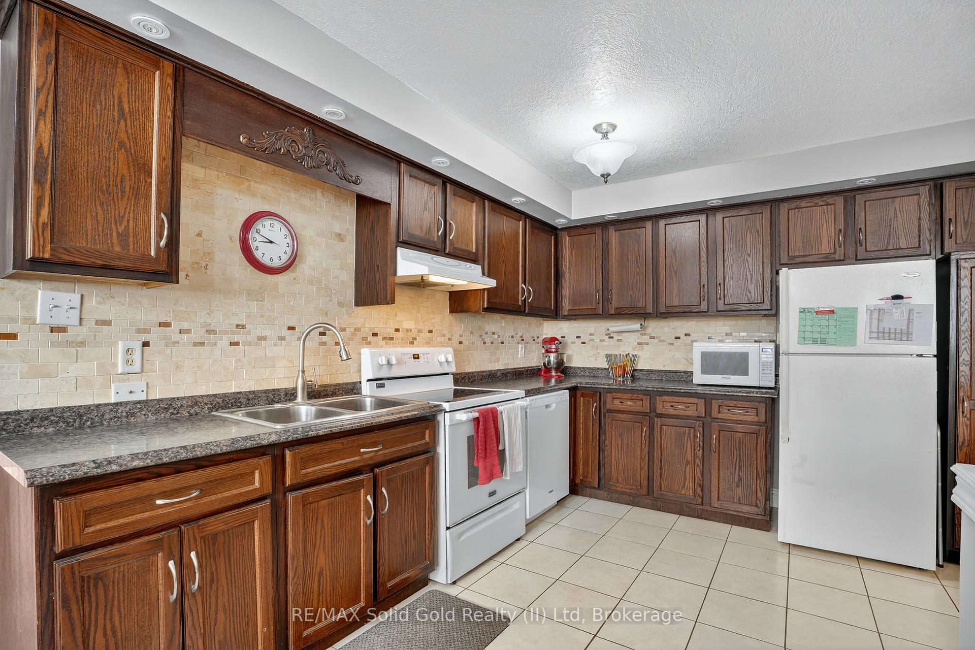 Photo 12 of 14 Carnaby Crescent, Kitchener, Idlewood — HOMEH