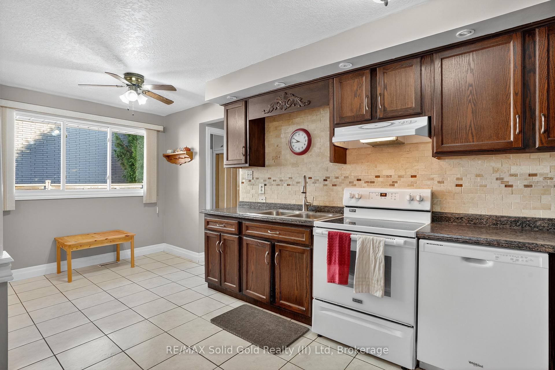 Photo 13 of 14 Carnaby Crescent, Kitchener, Idlewood — HOMEH