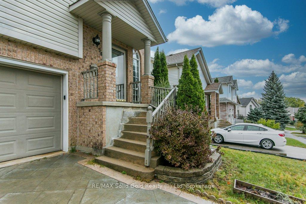 Photo 3 of 36 Dunnigan Drive, Kitchener — HOMEH