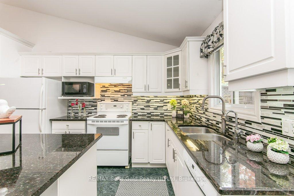 Photo 13 of 36 Dunnigan Drive, Kitchener — HOMEH