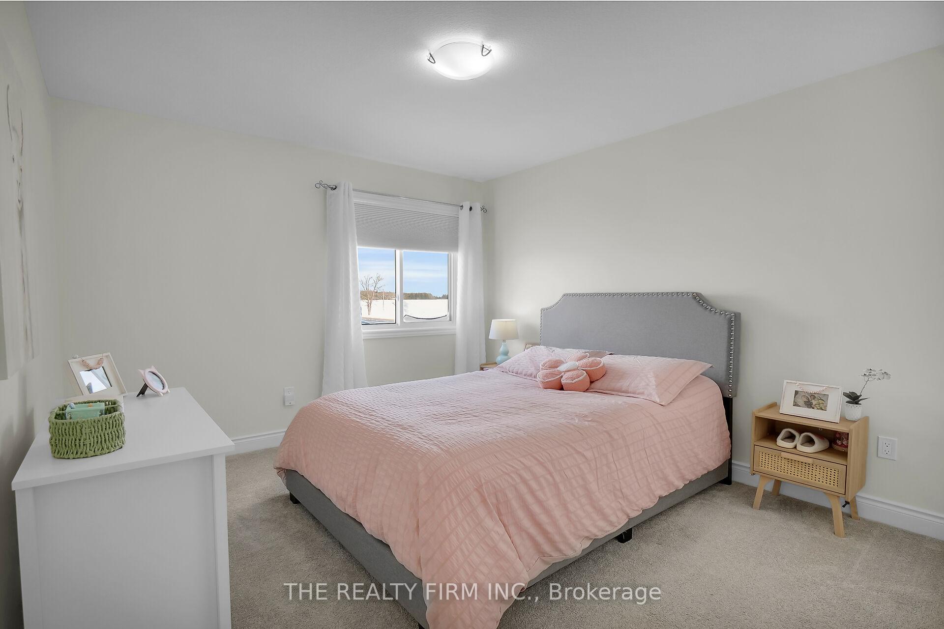 Photo 20 of 102 Gilmour Drive, Lucan Biddulph, Lucan — HOMEH