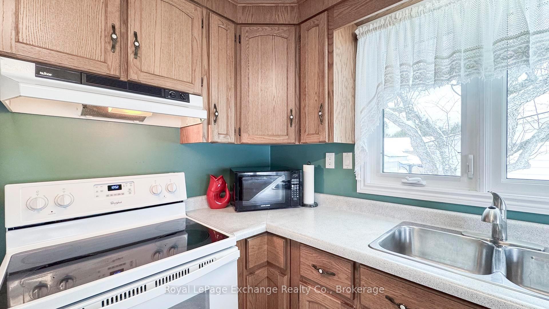 Photo 14 of 13 Inverlyn Crescent N, Kincardine — HOMEH
