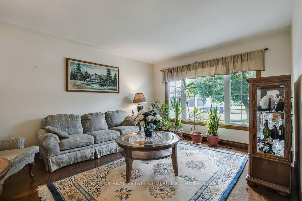 Photo 8 of 28 Meadow Crescent, Kitchener — HOMEH