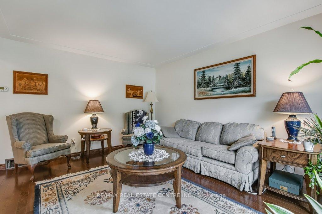 Photo 9 of 28 Meadow Crescent, Kitchener — HOMEH