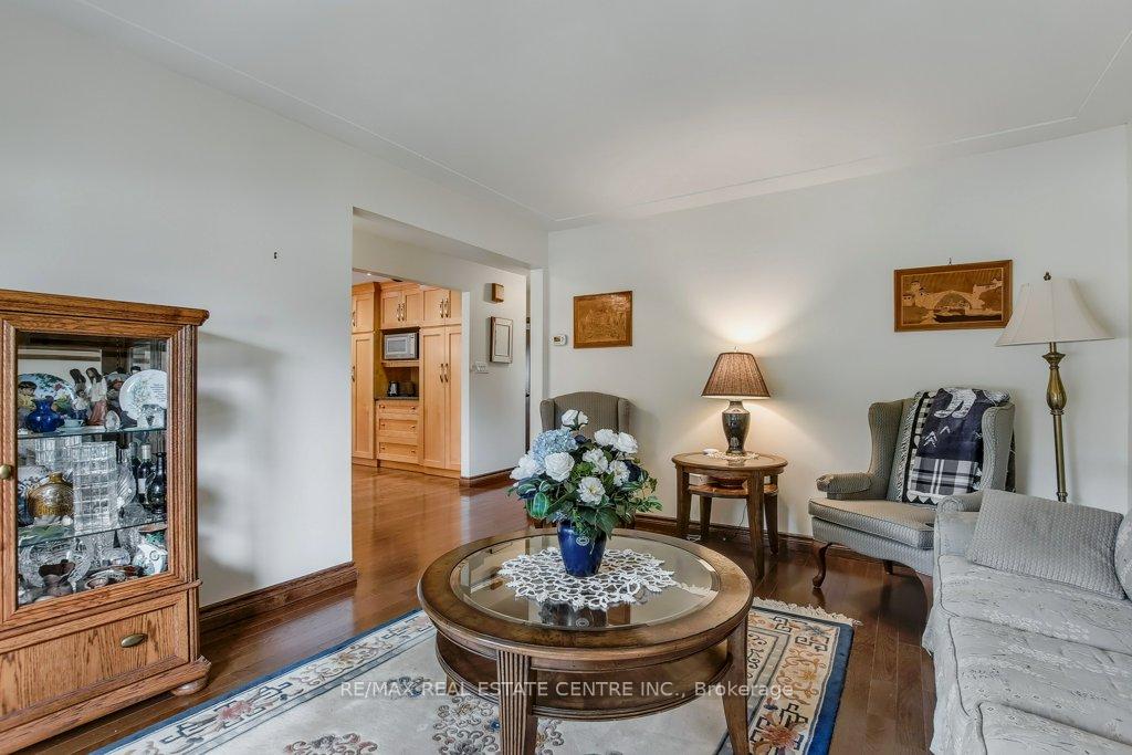 Photo 10 of 28 Meadow Crescent, Kitchener — HOMEH