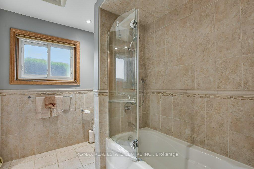 Photo 17 of 28 Meadow Crescent, Kitchener — HOMEH