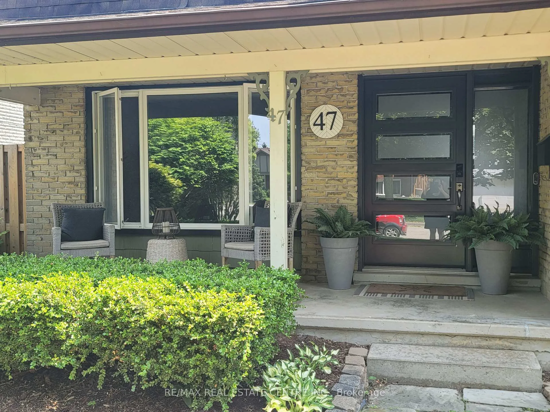 Photo 2 of 47 Manor Drive, Kitchener — HOMEH