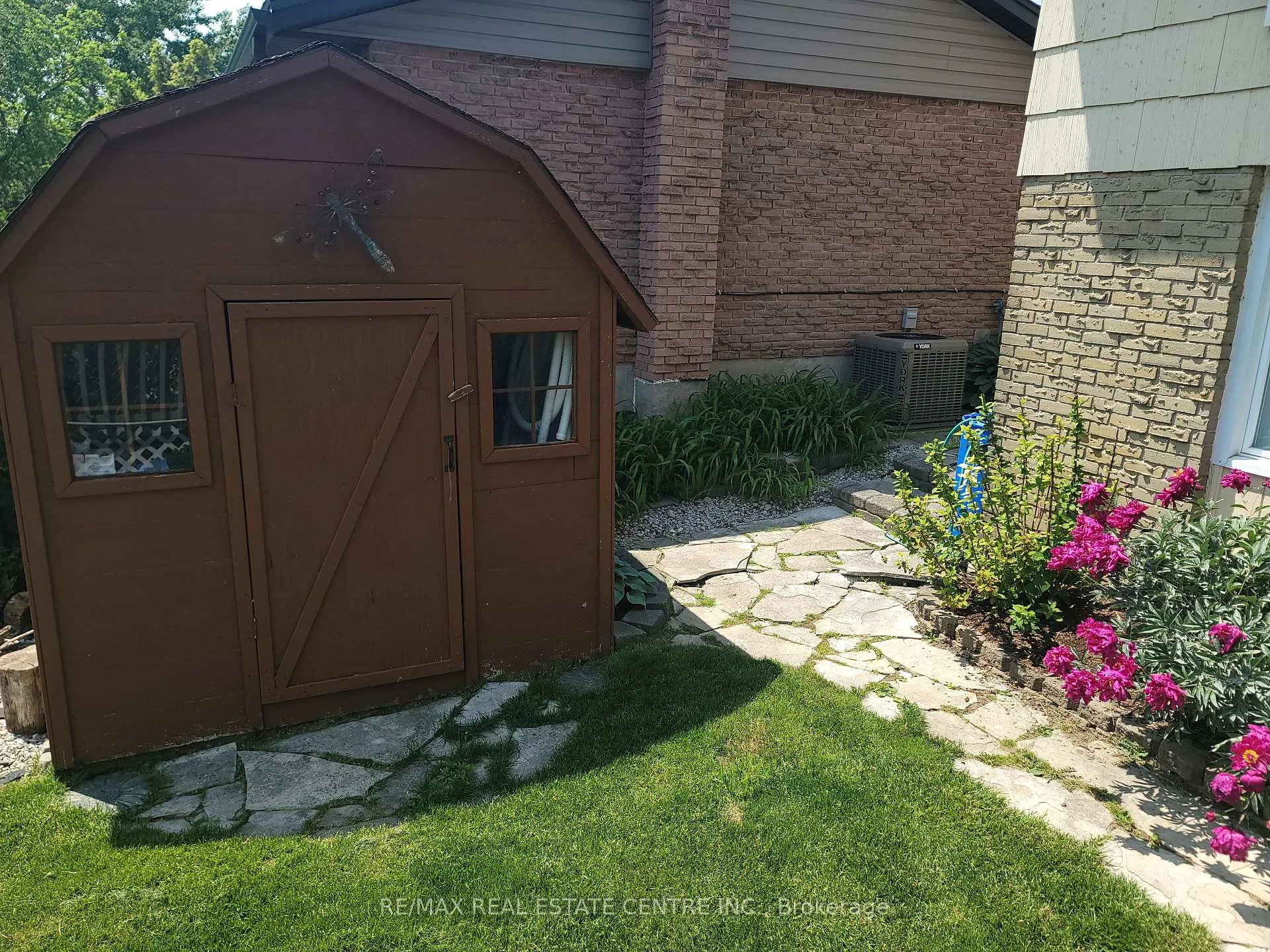 Photo 4 of 47 Manor Drive, Kitchener — HOMEH