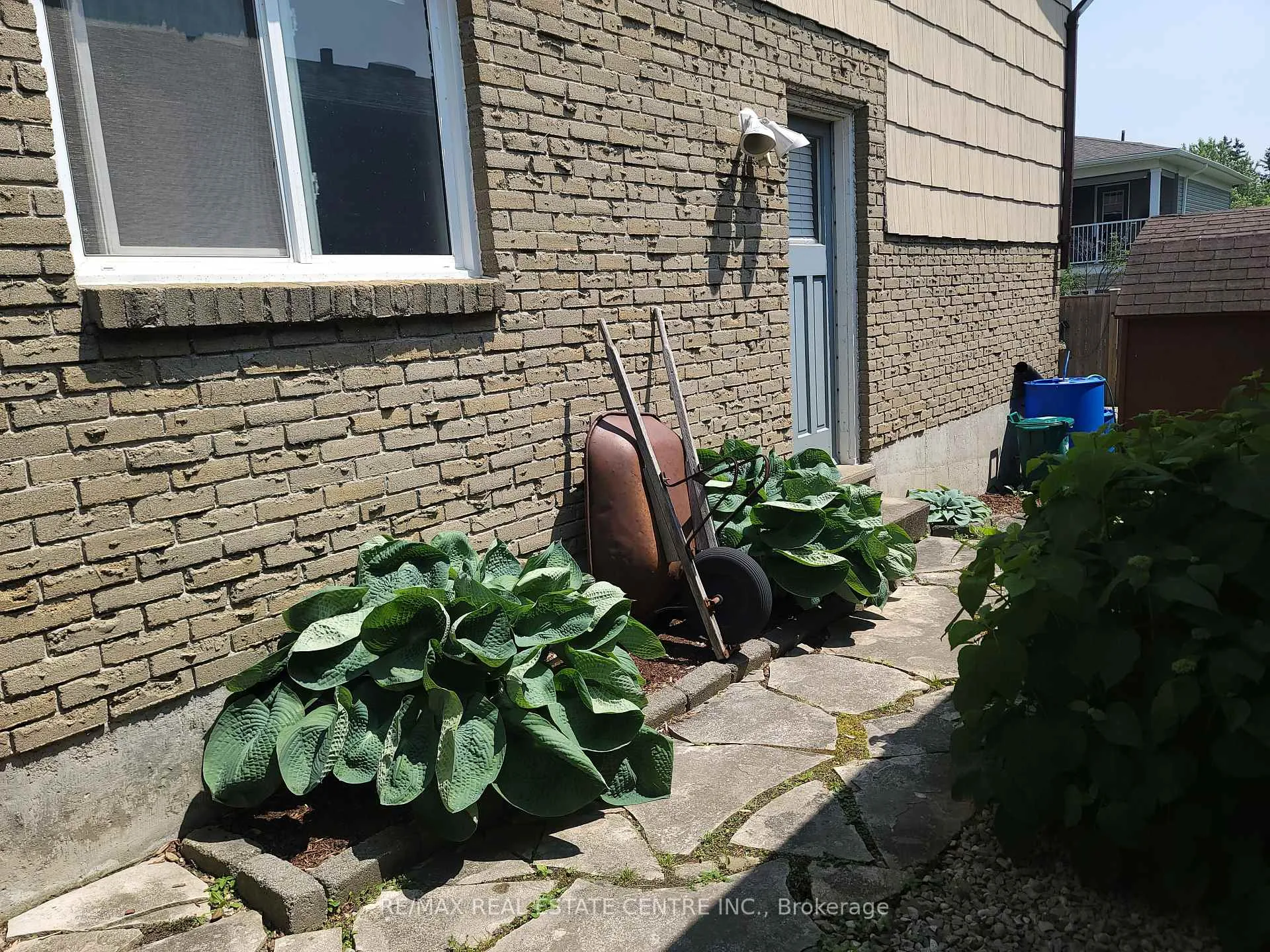 Photo 11 of 47 Manor Drive, Kitchener — HOMEH