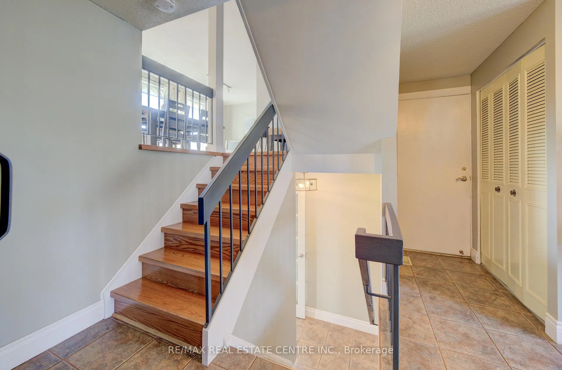 Photo 20 of 47 Manor Drive, Kitchener — HOMEH