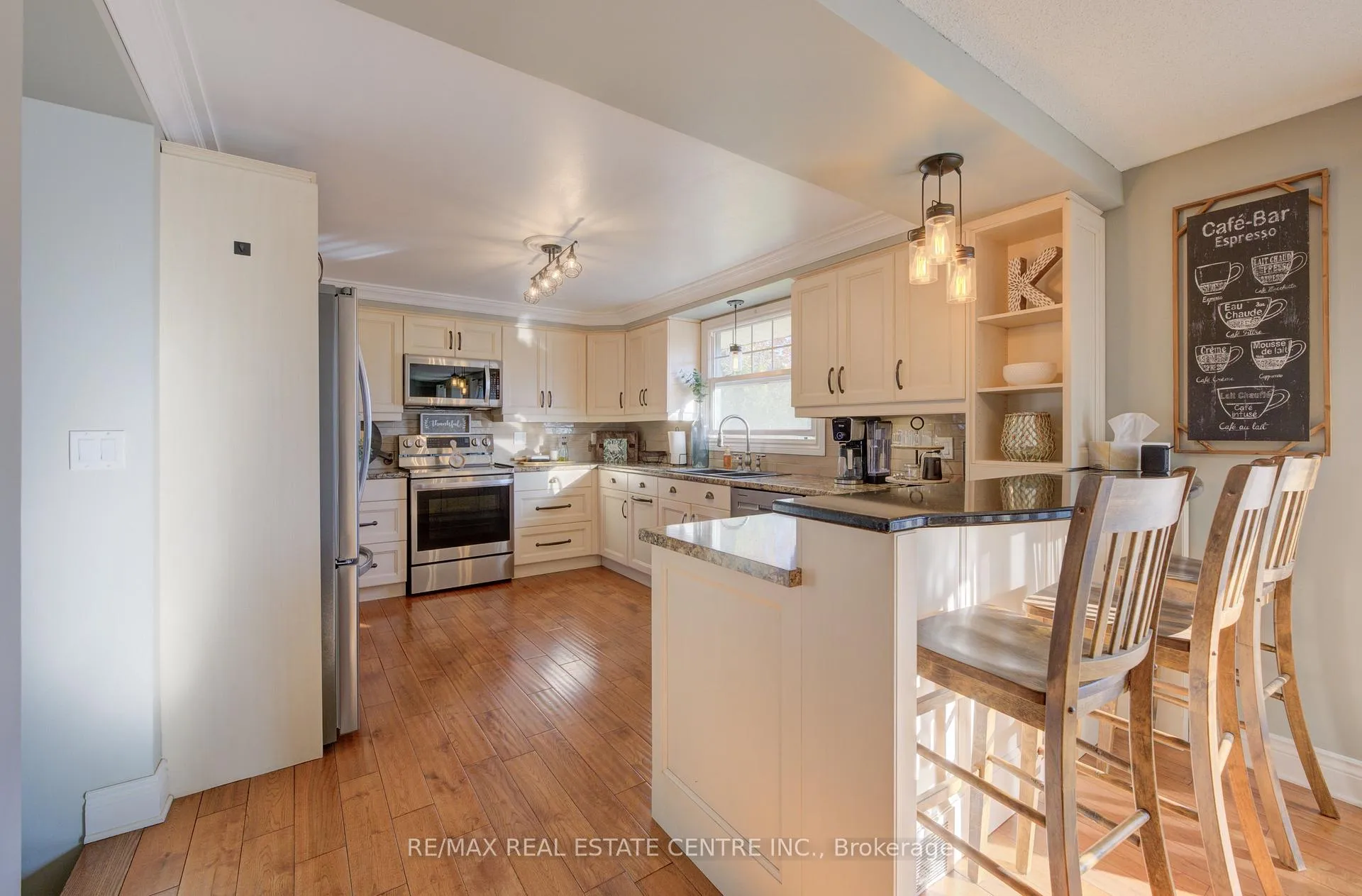 Photo 22 of 47 Manor Drive, Kitchener — HOMEH