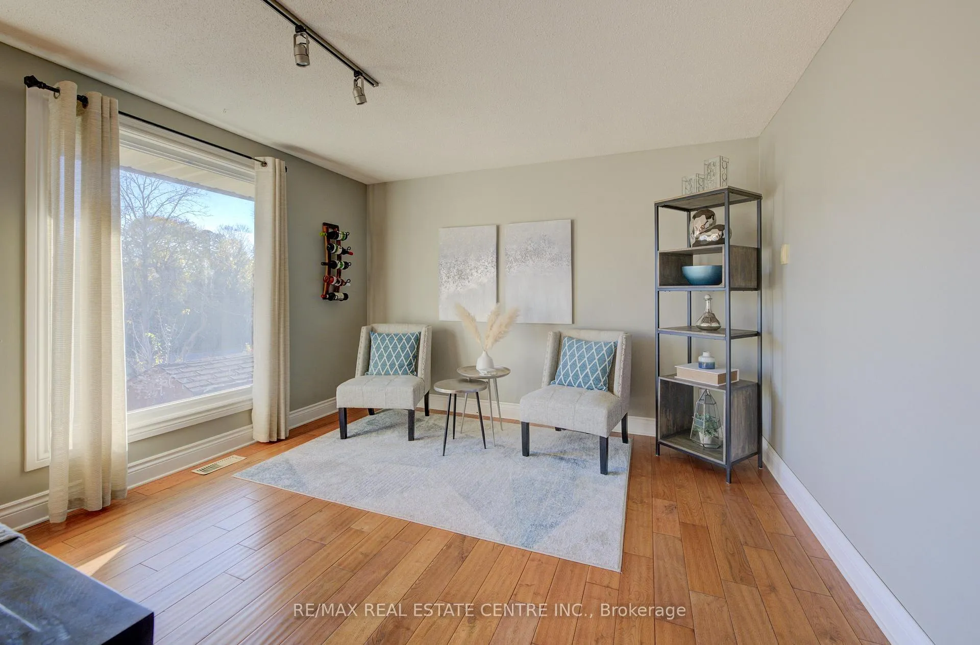 Photo 23 of 47 Manor Drive, Kitchener — HOMEH