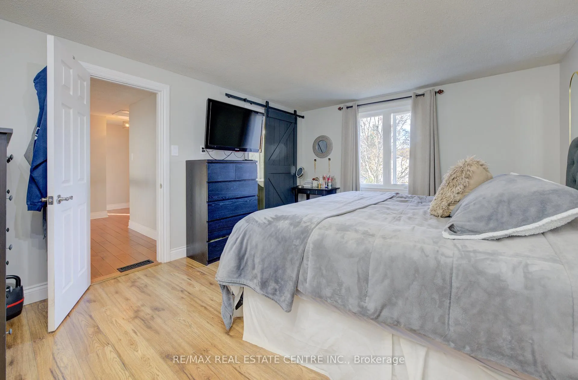 Photo 31 of 47 Manor Drive, Kitchener — HOMEH