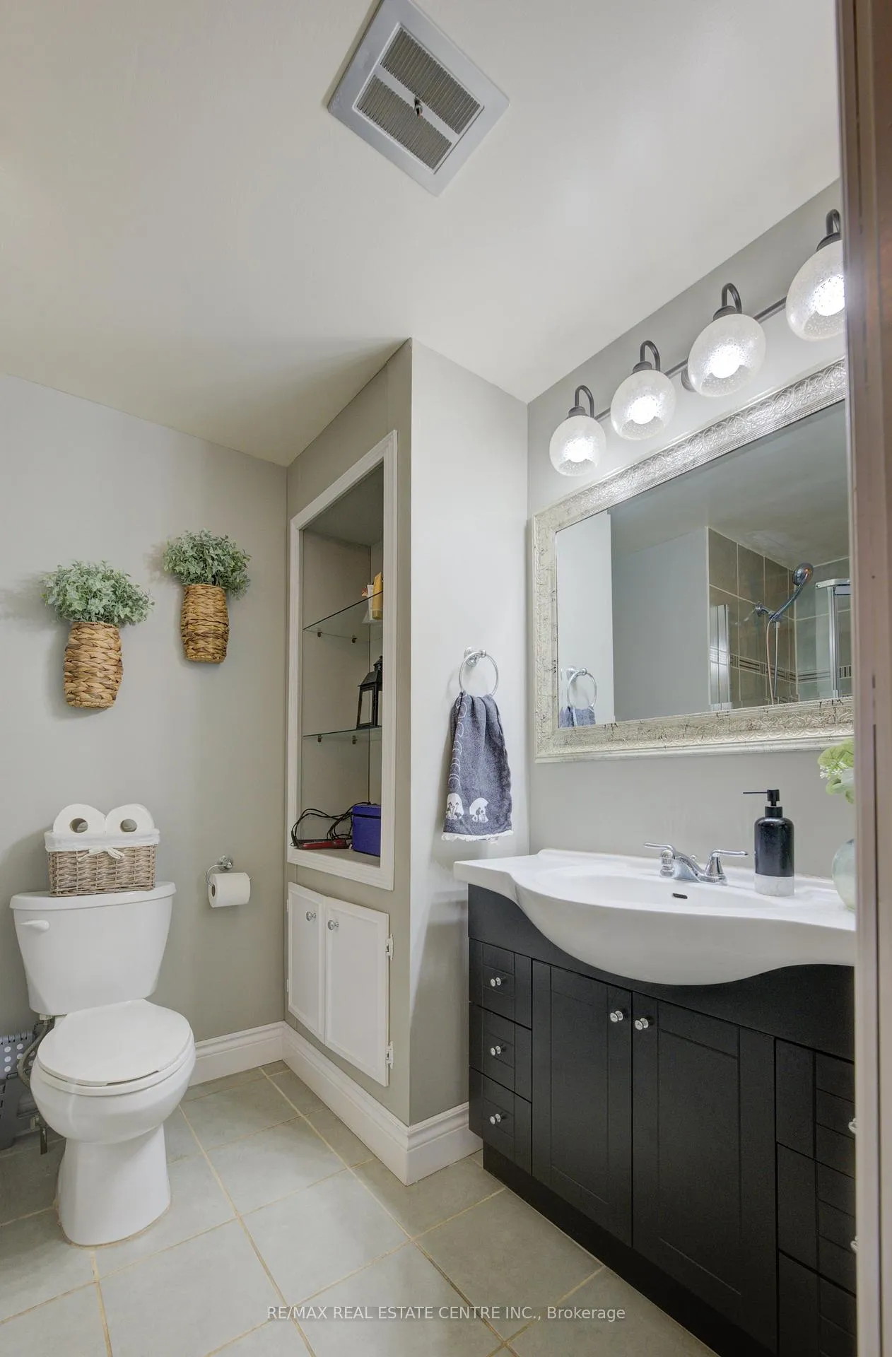 Photo 32 of 47 Manor Drive, Kitchener — HOMEH