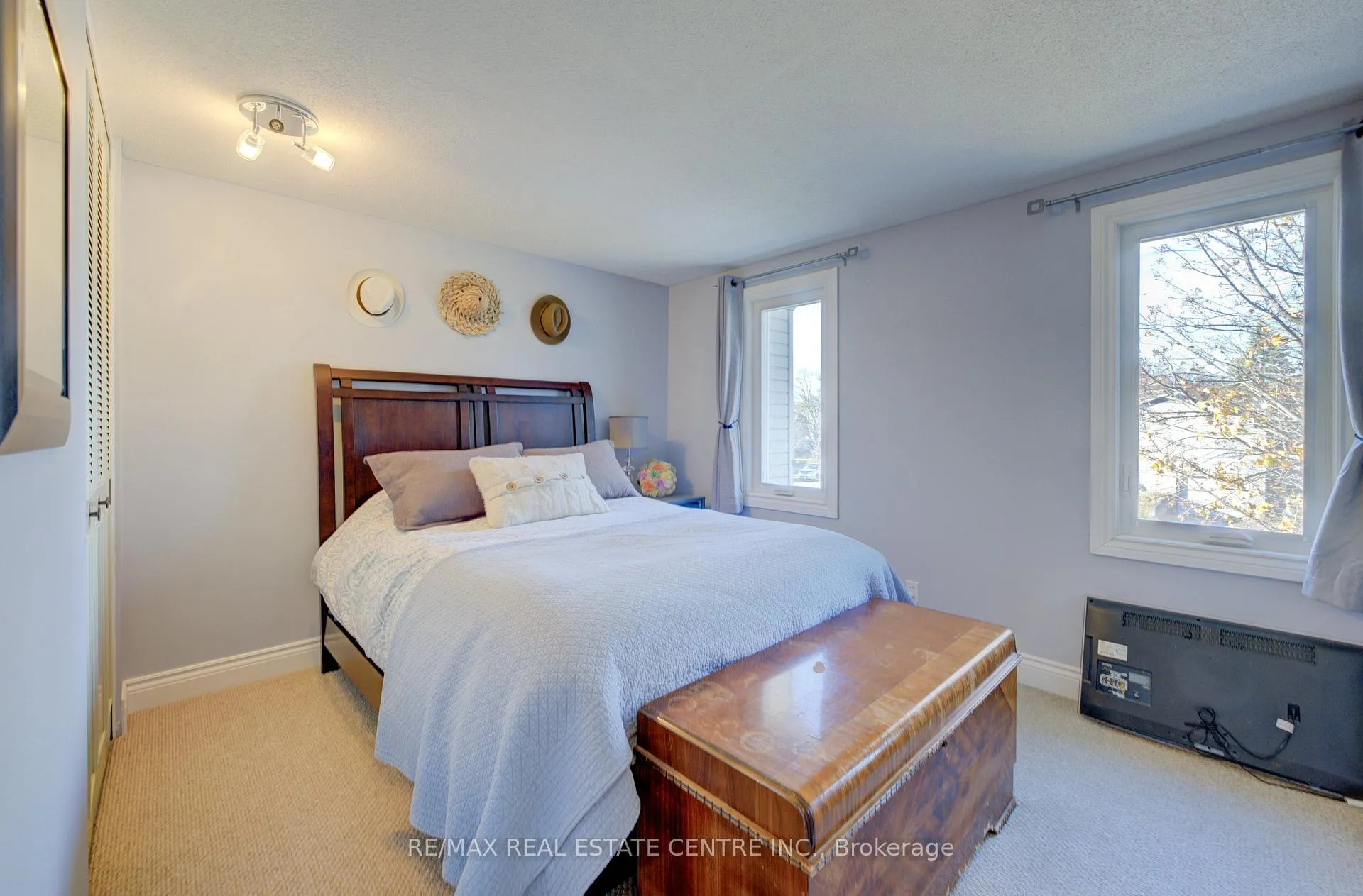 Photo 33 of 47 Manor Drive, Kitchener — HOMEH
