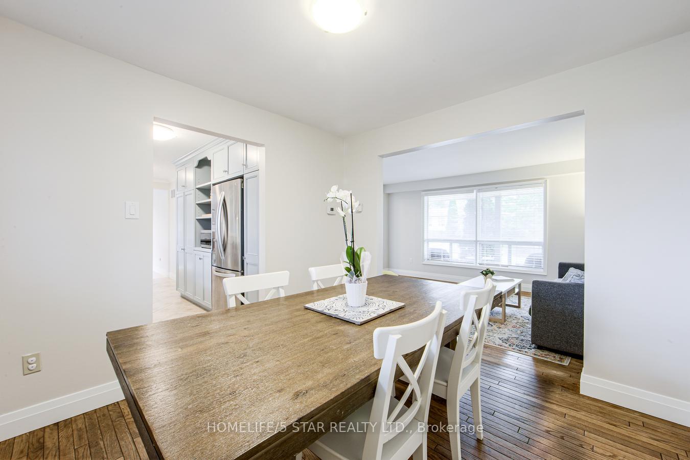Photo 6 of 114 Moore Park Drive, King, Schomberg — HOMEH