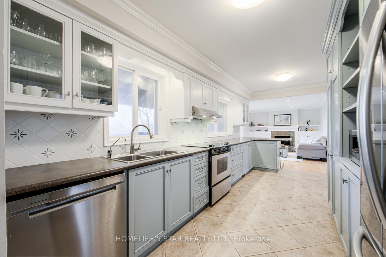 Photo 7 of 114 Moore Park Drive, King, Schomberg — HOMEH