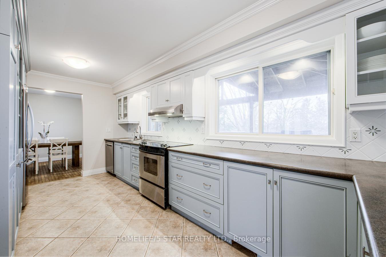 Photo 8 of 114 Moore Park Drive, King, Schomberg — HOMEH