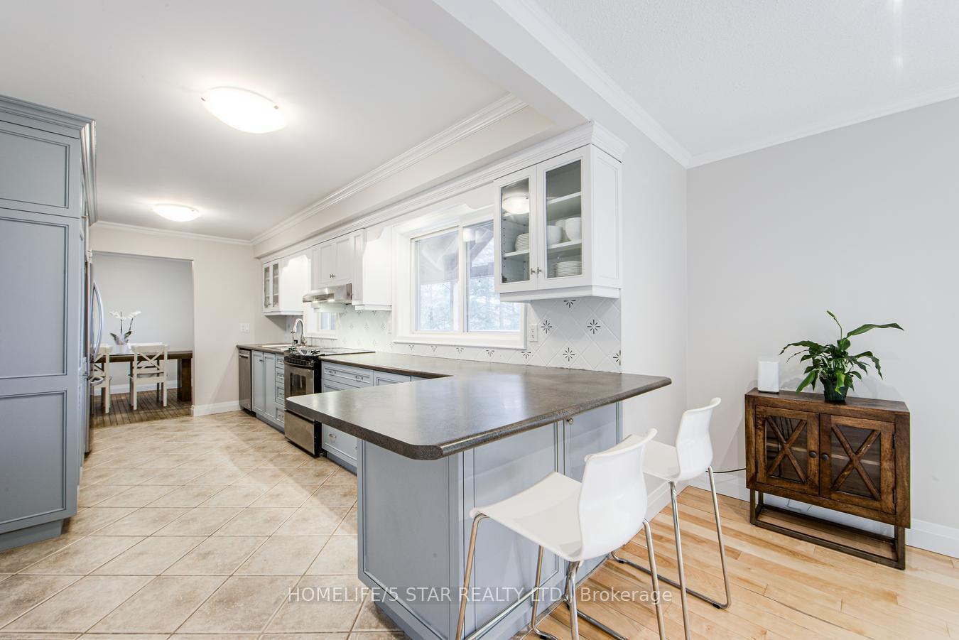 Photo 9 of 114 Moore Park Drive, King, Schomberg — HOMEH