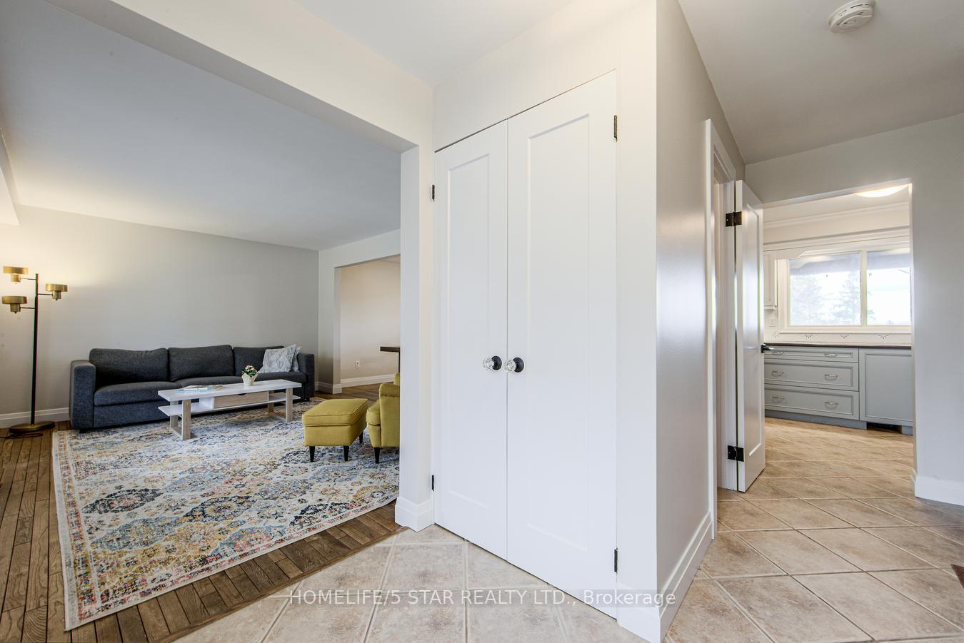 Photo 16 of 114 Moore Park Drive, King, Schomberg — HOMEH