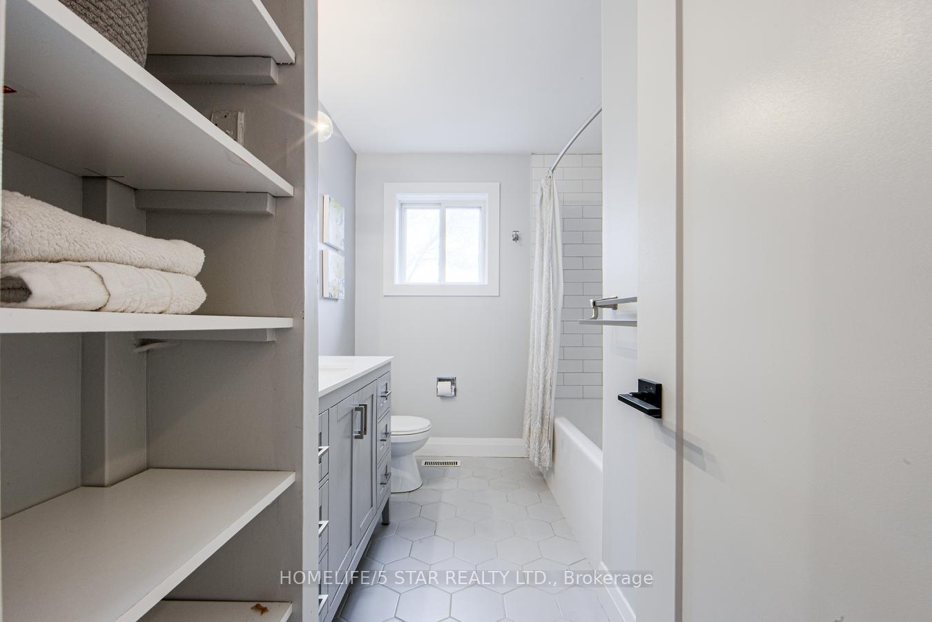 Photo 25 of 114 Moore Park Drive, King, Schomberg — HOMEH